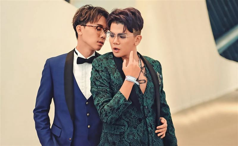 孫生（右）因官司和收入分配不均問題，和酷炫（左）鬧翻。（圖／翻攝自反骨男孩臉書）