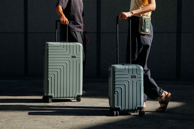 全新行李箱可擴充拉鍊箱。（圖／萬國通路提供）