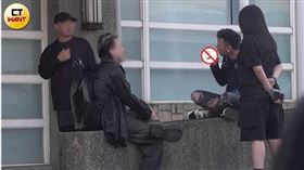 頑童MJ116成員小春在校唱空檔時，與工作人員一起在校園內抽菸。（圖／CTWANT）