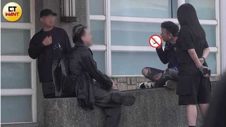 違規抽菸屢見不鮮　頑童小春無視禁令惹議