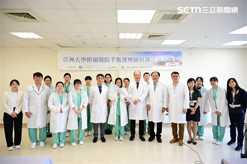 院長許永信昨率領多位外科部醫師及護理部同仁舉辦開訓典禮，同時將象徵手術室的手術刀器械道具交給參訓學員。（圖／翻攝畫面）