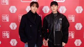 王子（左）和毛弟出席喜鵲娛樂尾牙。（圖／喜鵲娛樂提供）
