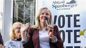前中情局官員史班伯格，成為維吉尼亞州首位女性州長。（圖／翻攝自X平台 @SpanbergerForVA）