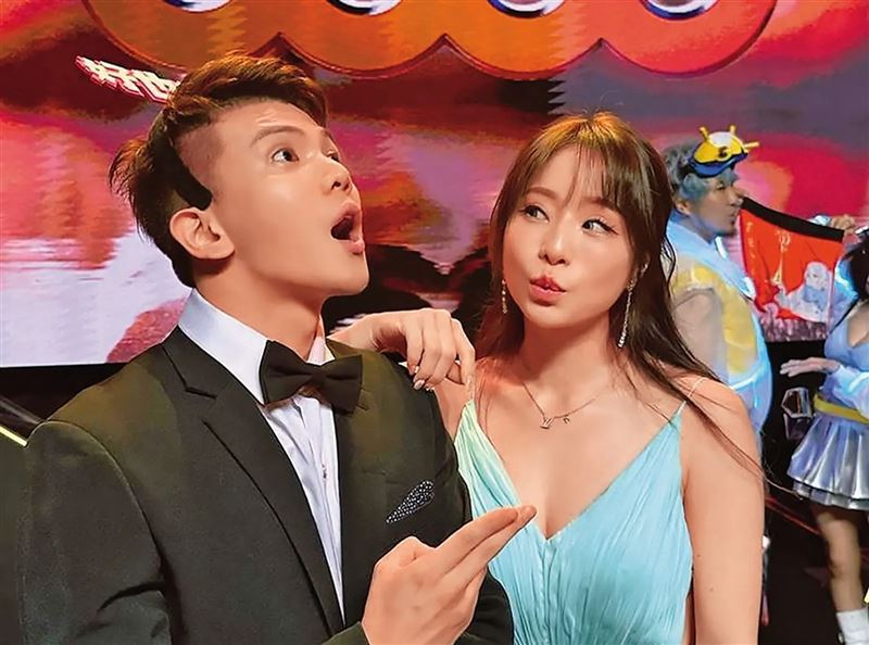 孫生（左）在反骨期間，受到粉絲喜歡，也常受邀出席活動。右為女友多芬。（圖／翻攝自_dfen_bb IG）