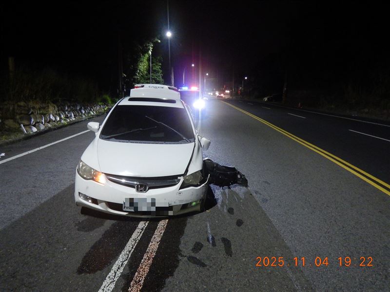 2車撞擊力道猛烈，白車車門毀損掉落。（圖／翻攝畫面）