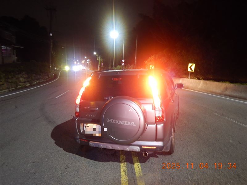 轎車偏移車道跨雙黃線與休旅車發生對撞。（圖／翻攝畫面）