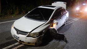 蹦！轎車「偏移車道跨雙黃線」猛力對撞休旅車⋯車頭爛車門也掉了