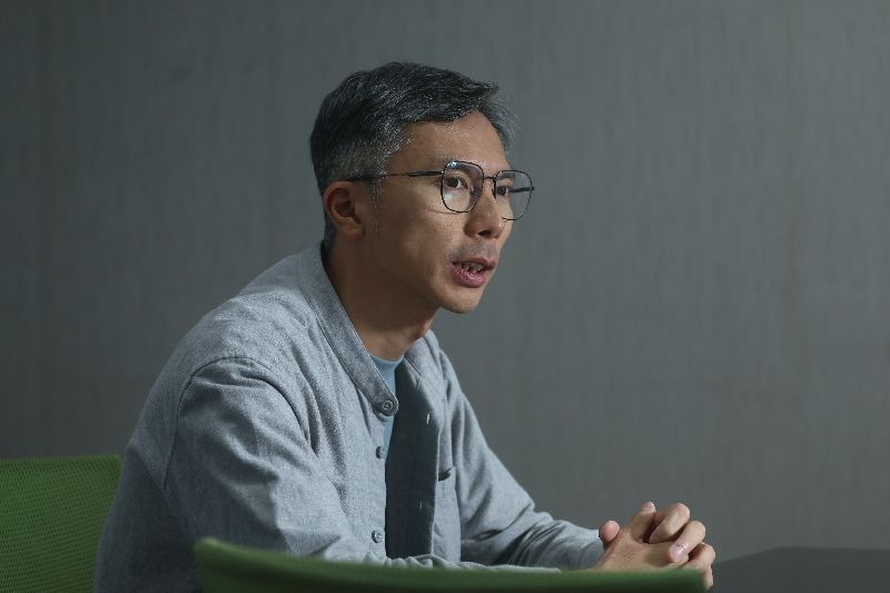 導演周冠威曾拍攝「十年:自焚者」、「時代革命」,而他的新片「自殺通告」送香港電檢局審核3個月,回覆指該電影上映會「不利國家安全」,拒絕批准上映