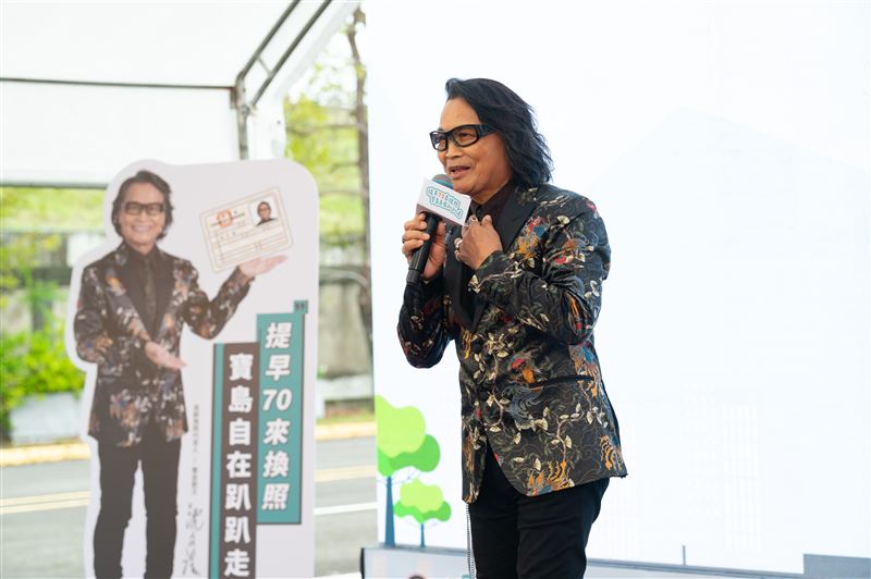 「高齡換照新制代言人暨宣導影片發布記者會」，正式宣布將於115年5月起實施高齡換照新制，並邀請資深藝人沈文程擔任政策代言人，以親切溫暖的形象向社會傳遞一個重要訊息「換照不是限制，而是安心的開始」。（圖／交通部提供）