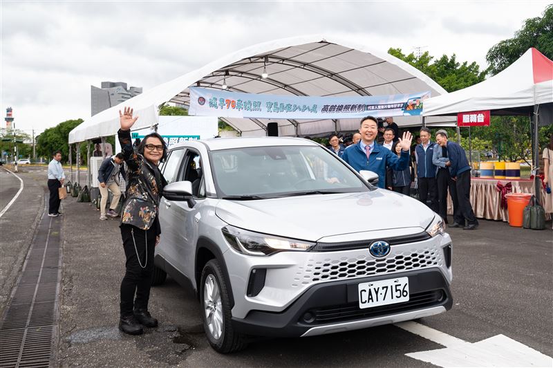 凡70歲以上主動繳回駕照者，公路局將提供TPASS電子錢包乘車支出每月50%回饋金，每月上限1,500元，每人可申請一次，補助期間2年。（圖／交通部提供）