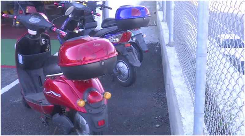 微型電動二輪車掛牌並且強制投保，才能合法上路，有學者建議，取締手法更加嚴格，或許可以產生嚇阻作用，減少改裝延伸的問題。（圖／資料畫面）