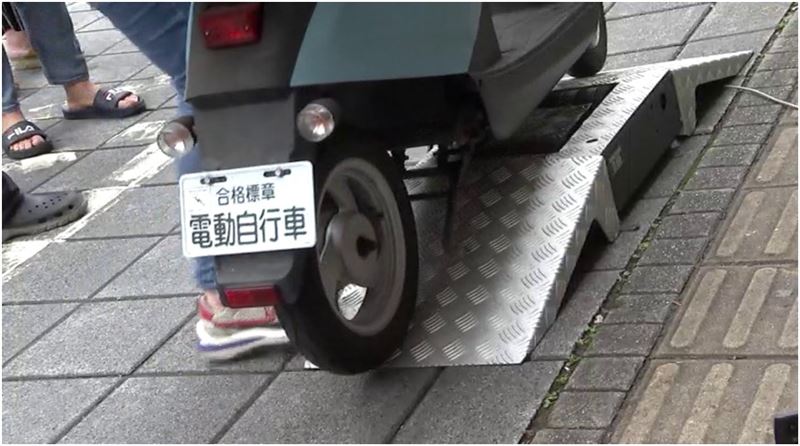 微型電動二輪車「火災逐年增」，消防署提醒民眾，騎乘有合格標章的車輛，並且零件使用原廠，才能減少事故發生。（圖／資料畫面）