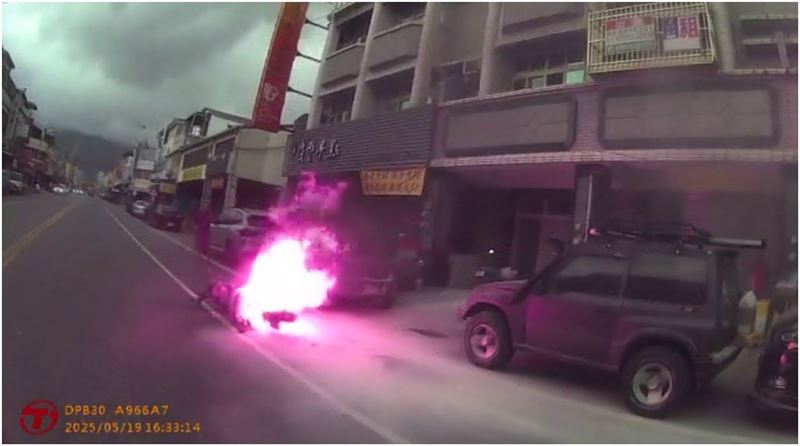 微型電動二輪車火災案件不斷，甚至今年五月在花蓮，17歲少年騎到起火，幸好附近有員警巡邏，趕緊拿滅火器幫忙撲滅。（圖／資料畫面）