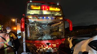 國道8車撞成一團 女駕駛顏面重創OHCA（圖／翻攝畫面）