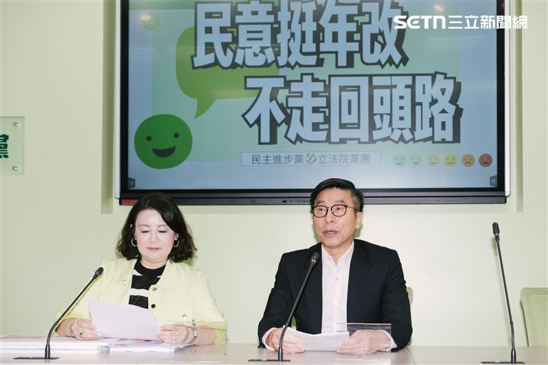 民進黨立院黨團公布最新民調，顯示近六成民眾支持年改繼續進行。（圖／記者楊士誼攝影）