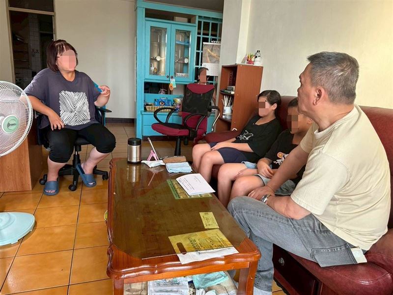 單親媽慘被騙光救命錢！她繳不出4個月房租被房東趕，子女竟又遭恐怖養母寄生家暴。（圖／《愛的延續公益協會》提供）