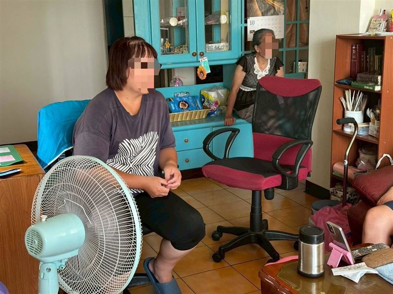 單親媽慘被騙光救命錢！她繳不出4個月房租被房東趕，子女竟又遭恐怖養母寄生家暴。（圖／《愛的延續公益協會》提供）