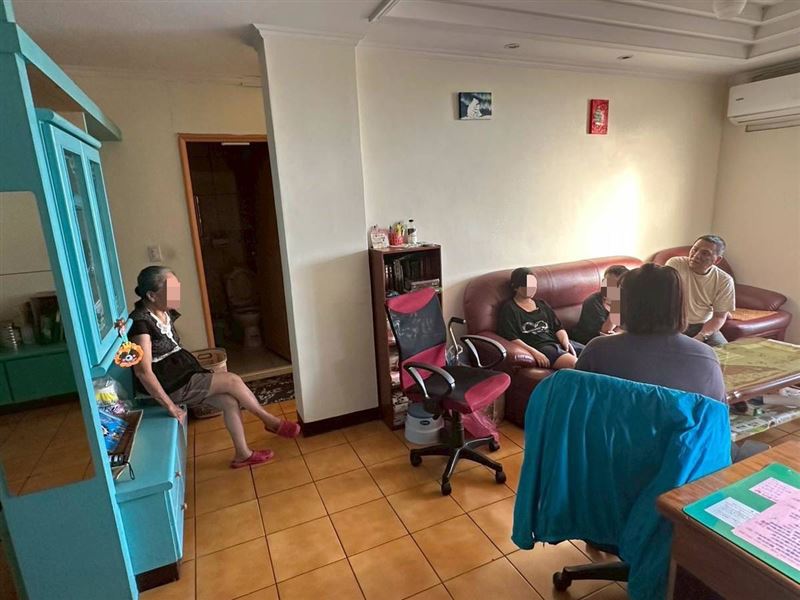 單親媽慘被騙光救命錢！她繳不出4個月房租被房東趕，子女竟又遭恐怖養母寄生家暴。（圖／《愛的延續公益協會》提供）