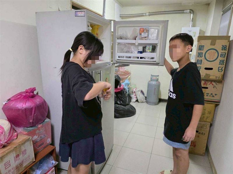 單親媽慘被騙光救命錢！她繳不出4個月房租被房東趕，子女竟又遭恐怖養母寄生家暴。阿穎的一雙子女乖巧懂事喜歡唸書。（圖／《愛的延續公益協會》提供）