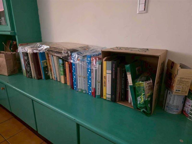 單親媽慘被騙光救命錢！她繳不出4個月房租被房東趕，子女竟又遭恐怖養母寄生家暴。阿穎將家裡整理整齊，要求孩子也做到。（圖／《愛的延續公益協會》提供）