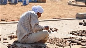 台灣沒有侏羅紀化石、也沒秦始皇陵，但擴產與公共工程讓「工地考古」成剛性需求：一旦挖到疑似文物，立刻停工鑑定與搶救發掘。學界為避利益衝突，多留純研究；民間團隊則公司化承案，常駐工地、跑SOP、對接主管機關。胡采蘋貼文點名台大人類學系「最會賺」，顯示人文專業正移動到工程前線，保存歷史、也創造新商機。（示意圖／PIXABAY）