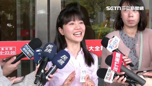 高嘉瑜在內湖大全聯買到爛地瓜前往踢館，被問是否是選舉起手式，透露自己還是會從港湖出發。（圖／翻攝畫面）