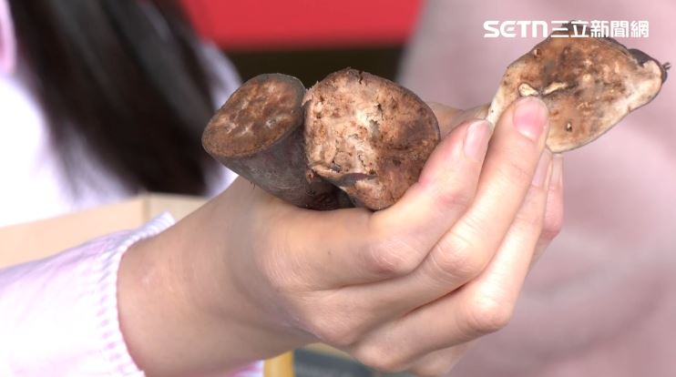 高嘉瑜拿出內湖大全聯買到爛地瓜。（圖／翻攝畫面）