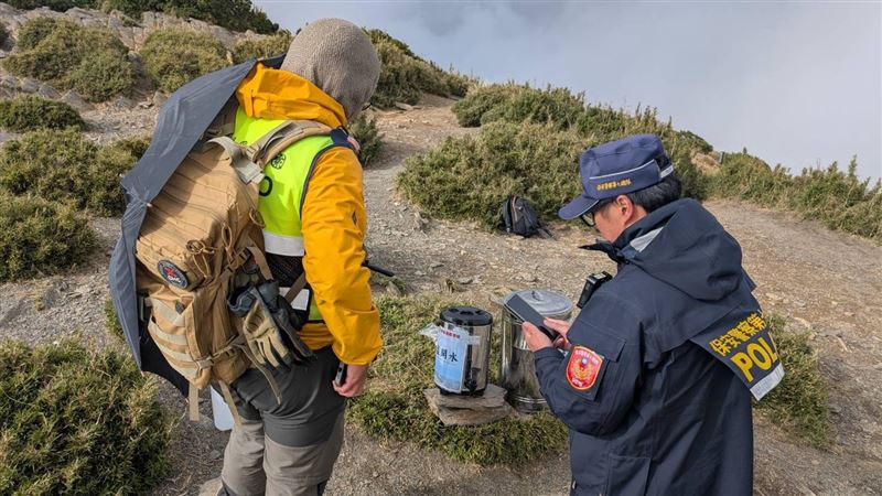 康橋國際學校安排學生攀合歡山，卻未依規定申請、違規搭設多個帳篷遭開罰。（圖／翻攝畫面）