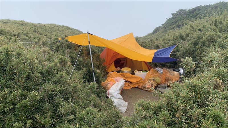 康橋國際學校安排學生攀合歡山，卻未依規定申請、違規搭設多個帳篷遭開罰。（圖／翻攝畫面）