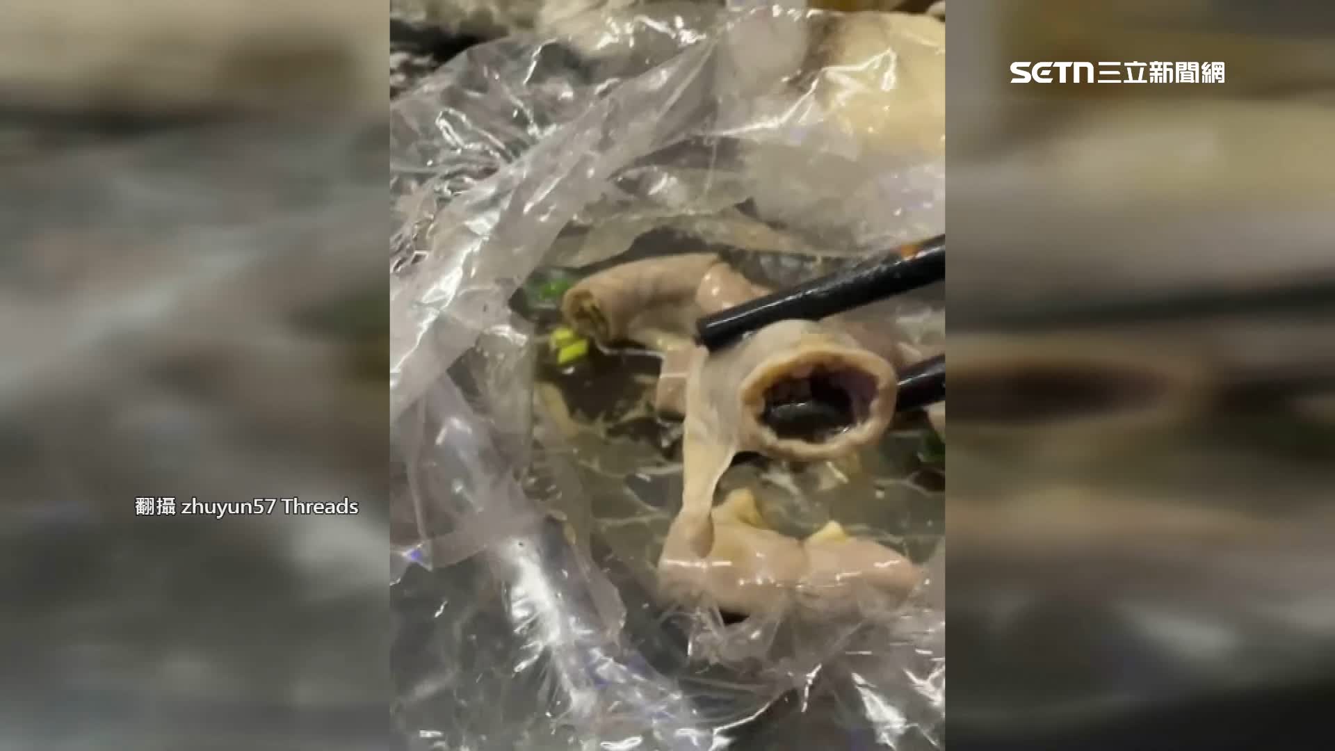 高雄有民眾外帶滷味粉腸，發現粉腸裡面有黑色不明物體。（圖／翻攝自Threads @zhuyun57）
