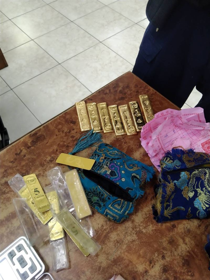 現場7條5兩金塊還有台灣銀樓的保證書。（圖／民眾提供）