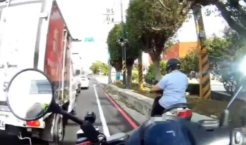 員警取締闖紅燈的女騎士，意外揭發詐騙騙局。(圖／翻攝畫面)