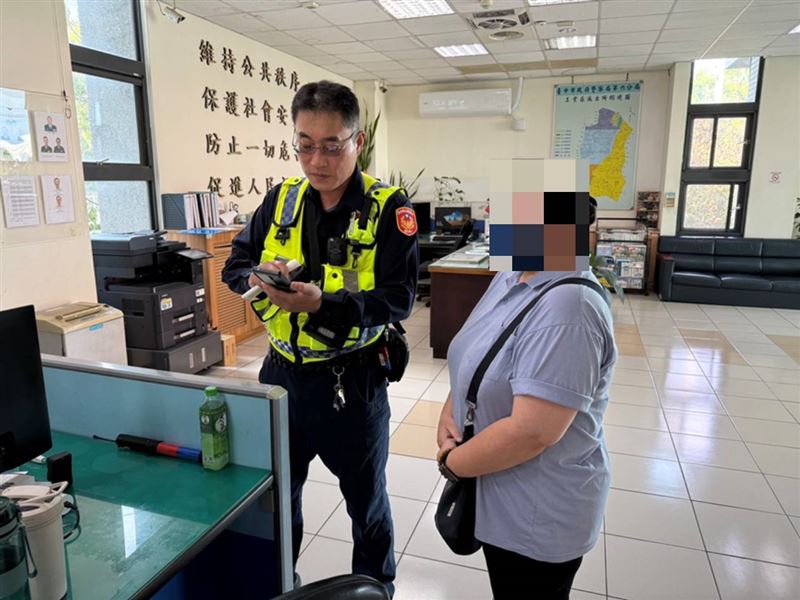 女騎士表示因接到假檢警詐騙電話，一時驚慌失神才會闖紅燈，甘心受罰。(圖／翻攝畫面)