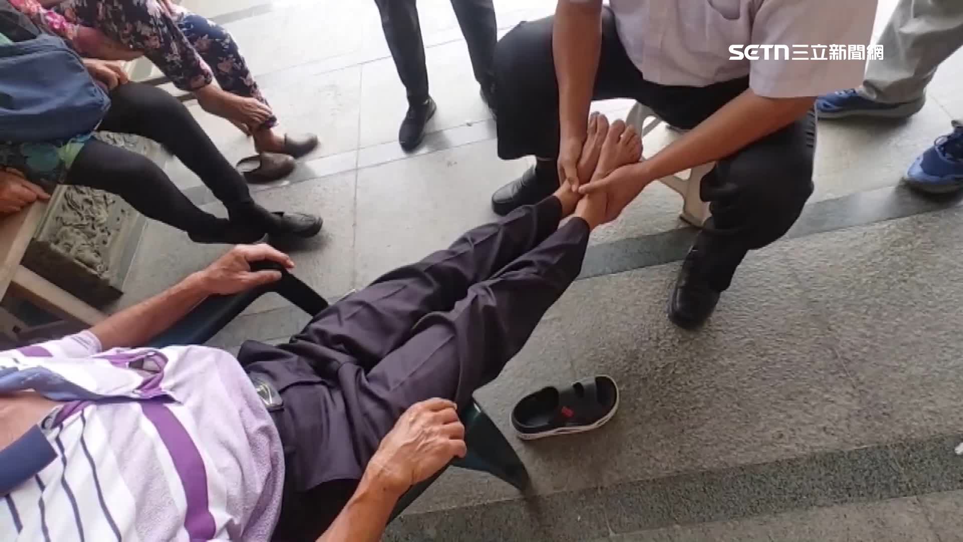 自稱神職人員的吳先生在幫民眾治療長短腳