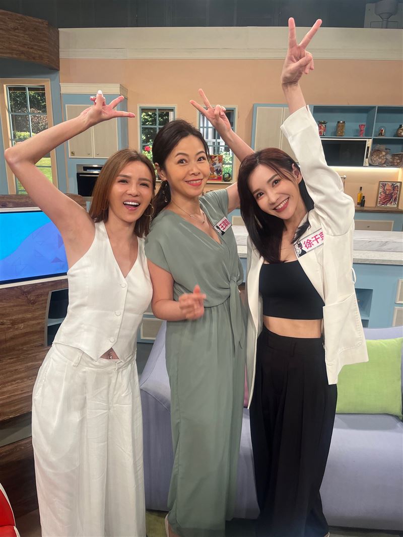 （左起）胡嘉愛、王瑋瑜、徐千京笑聲連連，正能量滿滿。（圖／民視提供）