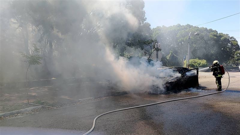 消防人員立即射水灌救。（圖／翻攝畫面）