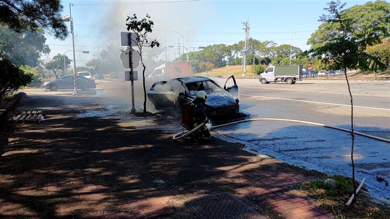 火勢迅速延燒，轎車全燬。（圖／翻攝畫面）