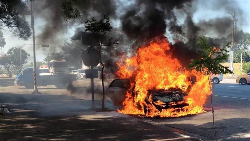 短短幾分鐘內整輛轎車陷入火海。（圖／翻攝畫面）