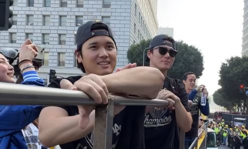 真美子仍在使用4年前的iPhone款式，卻讓不少網友羨慕不已。（圖／翻攝自Los Angeles Dodgers臉書）