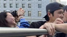 林智群也眼尖發現，大谷翔平老婆真美子手上拿的竟然還是4年前的iPhone款式。（圖／翻攝自Los Angeles Dodgers臉書）