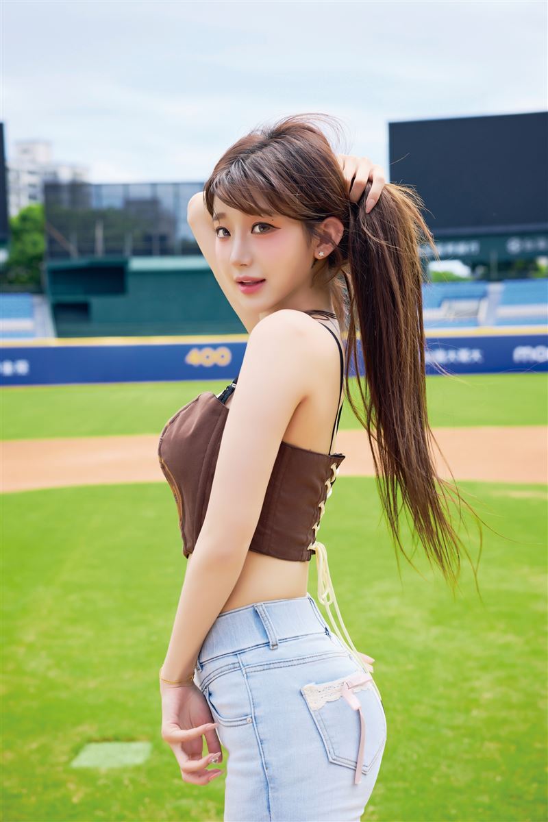 千呼萬喚「啦啦隊女神」李珠珢首本寫真終於發行（圖／尖端出版提供）