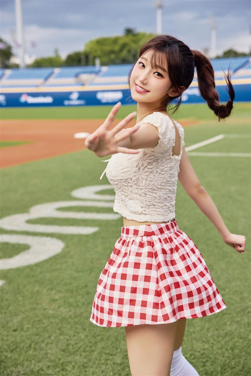 千呼萬喚「啦啦隊女神」李珠珢首本寫真終於發行。（圖／尖端出版提供）