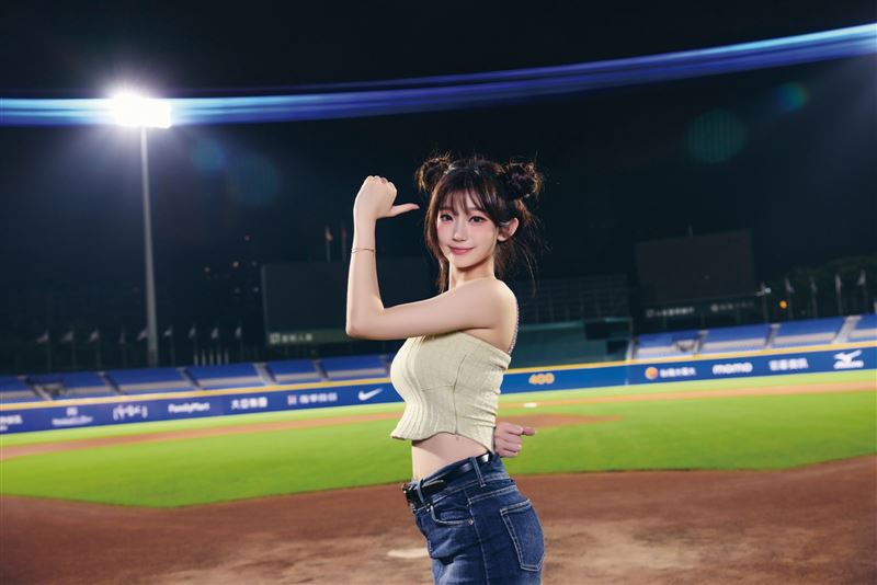 李珠珢影像寫真收錄經典「三振舞」動作。（圖／尖端出版提供）