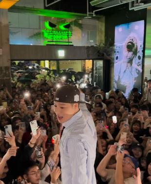 周湯豪唱到一半，舞台上突然衝出一名黑衣人突襲，引起全場暴動。（圖／翻攝自周湯豪IG）