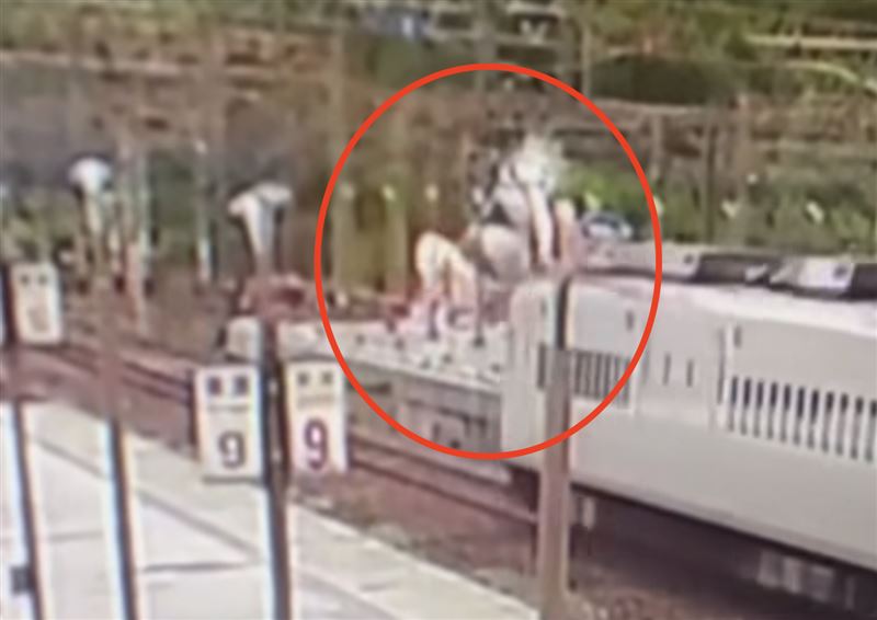 東澳車站工人誤觸高壓電。（圖／翻攝自臉書）