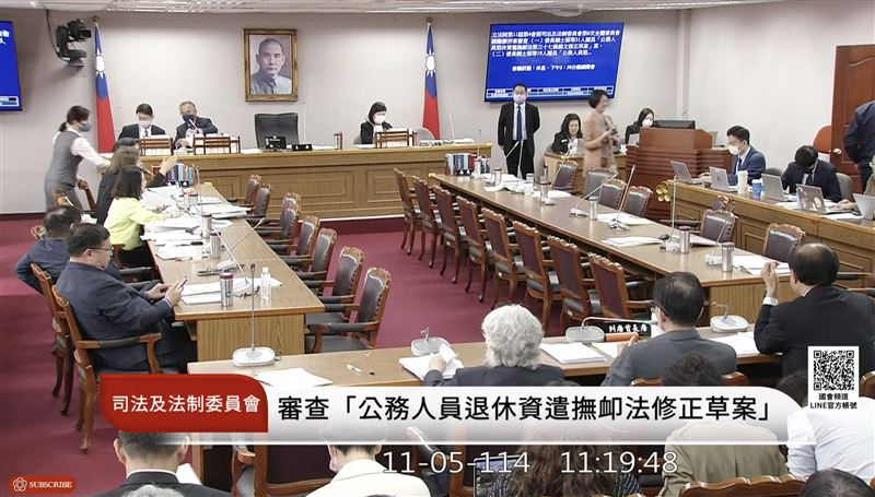 不論陳培瑜和吳思瑤怎麼說，已經裁示休息的翁曉玲頭也不回地走出會議室，會議也提早於11時19分休息。（圖／翻攝自國會頻道）