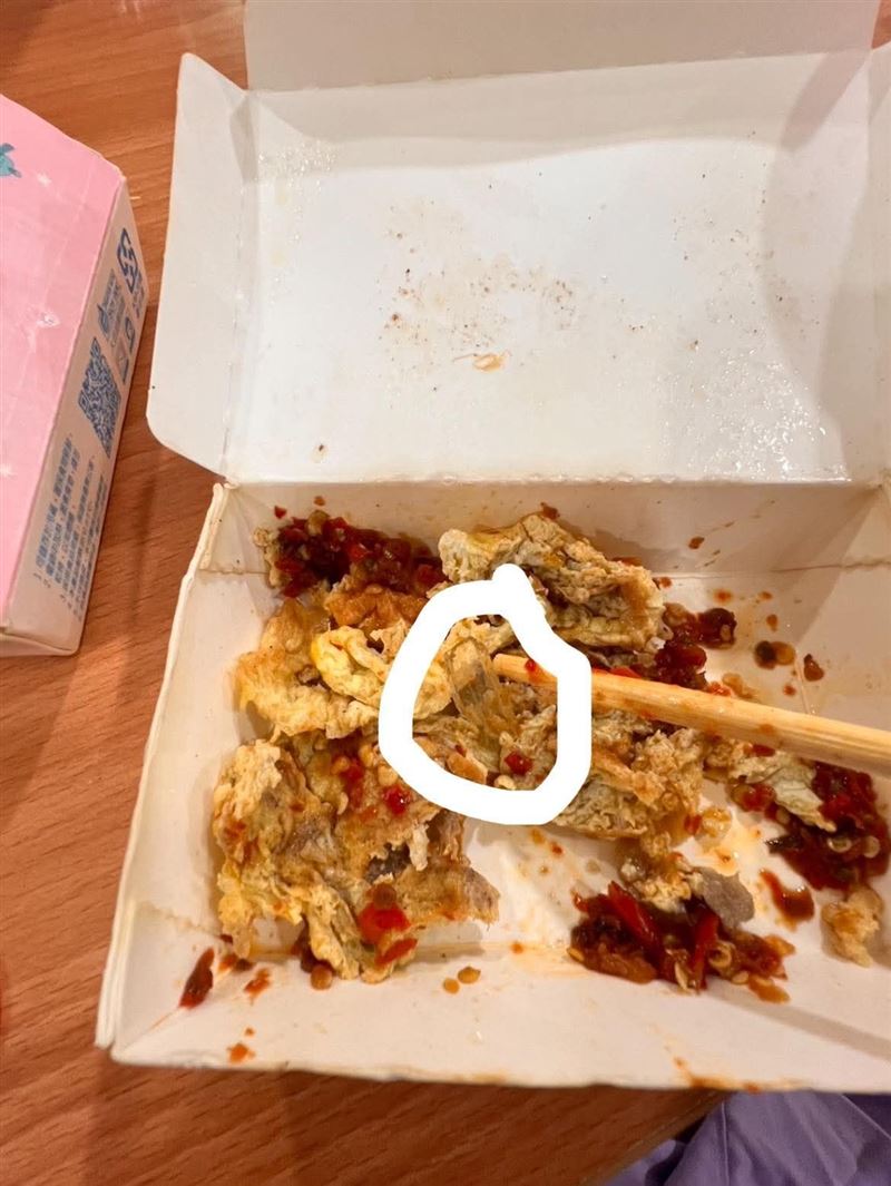 賴男控訴午餐吃菜脯蛋吃到碎玻璃。（圖／翻攝畫面）