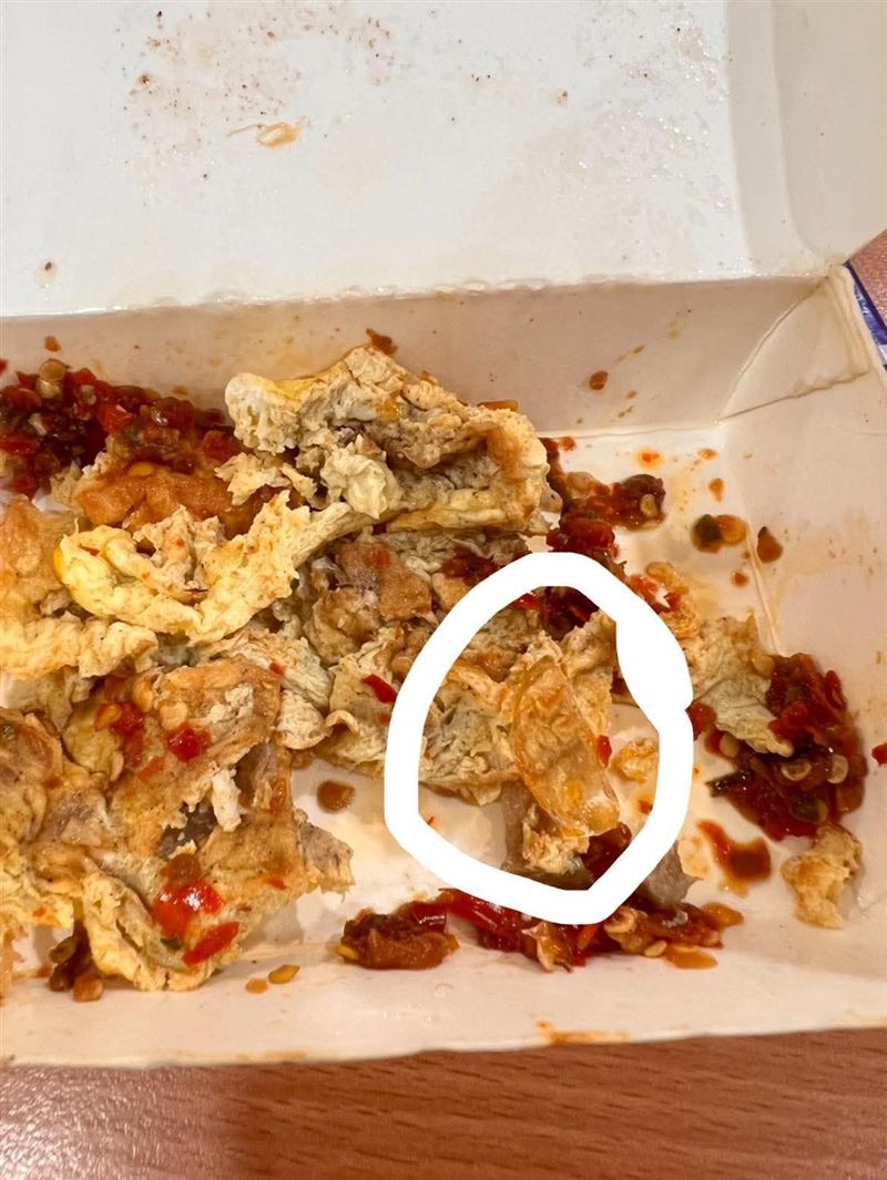 賴男控訴午餐吃菜脯蛋吃到碎玻璃。（圖／翻攝畫面）