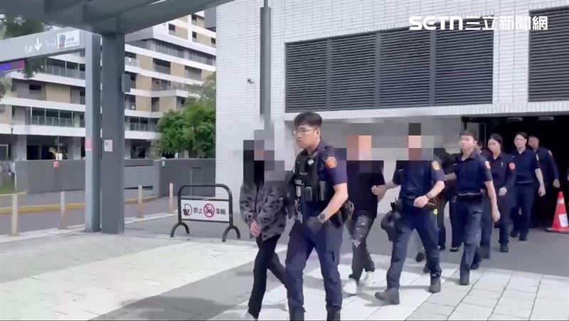 警搗破德州撲克賭場　驚見爆乳女網紅聚賭