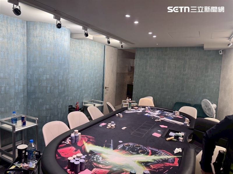 警方搗破德州撲克賭場，一舉逮捕鍾男、楊男等10人。（圖／翻攝畫面）